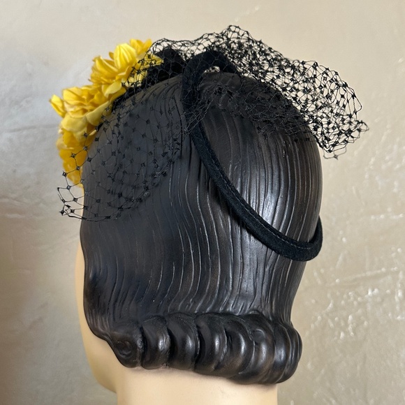 CHEERFUL 1930s\' BLACK FELT TILT HAT + YELLOW FABRIC FLOWERS main image 9